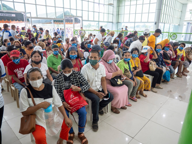 Patients queue for their medical assessment forms. 【Photo by Matt Serrano】