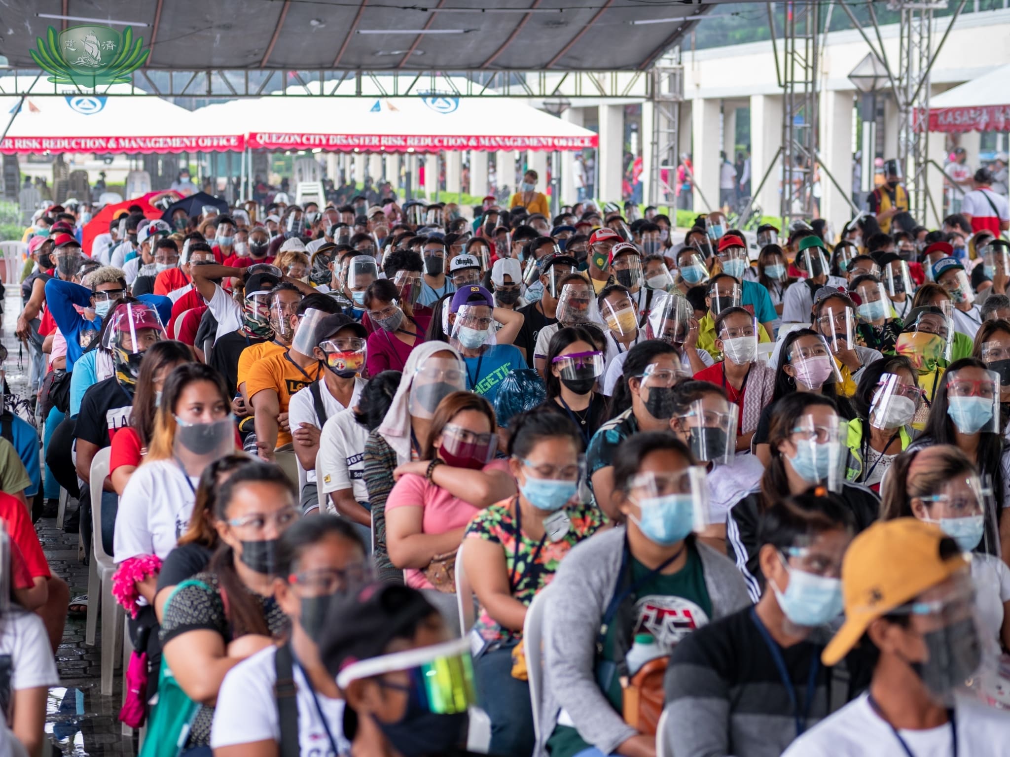 Tzu Chi Foundation volunteers recently distributed rice and grocery items to 656 scavengers from Payatas, Quezon City. The event was done in coordination with Caritas Novaliches of the Diocese of Novaliches and the Quezon City government. 【Photo by Jeaneal Dando】