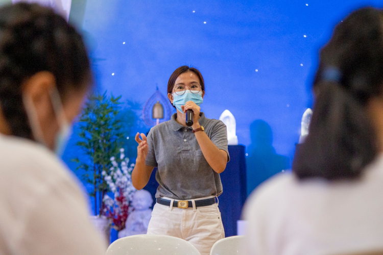 Volunteer Lineth Brondial explains the consequences of our irresponsible acts to the environment in a talk on climate change. 【Photo by Matt Serrano】