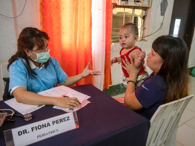 Dr. Fiona Perez advises a mother on her baby’s condition.