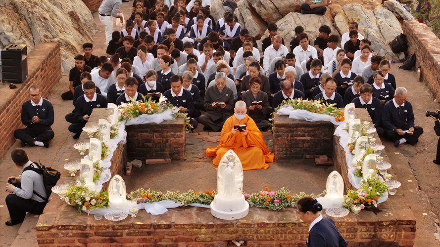 The event featured a Dharma talk by Master Cheng Yen, the Buddha bathing ceremony, chanting of scriptures, and circumambulation.【Photo by 攝影者 許俊吉 Hsu Chun-Chi】