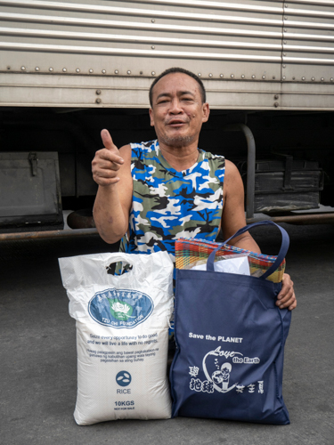 After praying for Tzu Chi to help him and neighbors from their loss following a May 15 fire, Sandy Sebunga is nothing but grateful. “Tzu Chi never forgets us when it comes to disasters,” he says. “We’re happy to receive relief from Tzu Chi. Thank you for everything.”  【Photo by Matt Serrano】