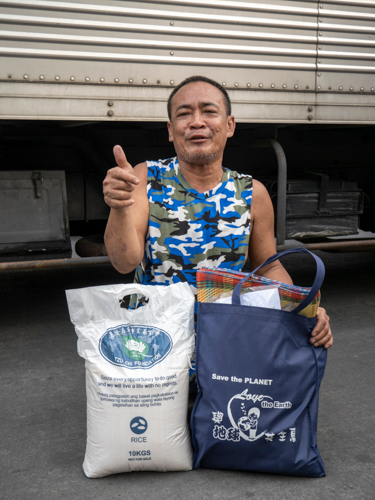 After praying for Tzu Chi to help him and neighbors from their loss following a May 15 fire, Sandy Sebunga is nothing but grateful. “Tzu Chi never forgets us when it comes to disasters,” he says. “We’re happy to receive relief from Tzu Chi. Thank you for everything.” 【Photo by Matt Serrano】