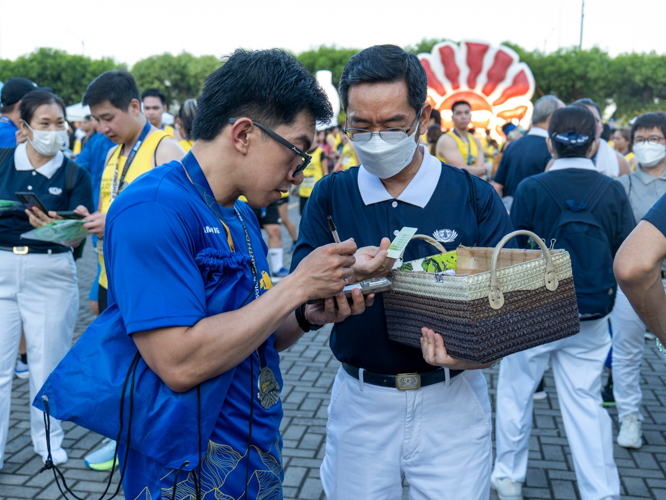 Tzu Chi Philippines was among the exhibitors of Runrio’s Galaxy Watch Earth Day Run. After their respective races, runners visited the booths for fresh fruits, vegetarian sandwiches, clothing made from a composite material of discarded fabric and recycled plastics, and upcycled products like floor mats and stool covers made of excess sports sock materials. 【Photo by Matt Serrano】