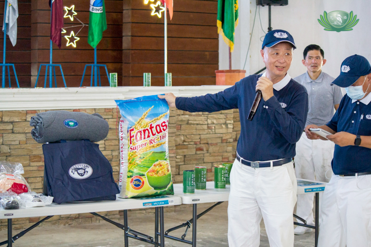 Tzu Chi volunteer Luis Diamante presents the items that the beneficiaries will receive.