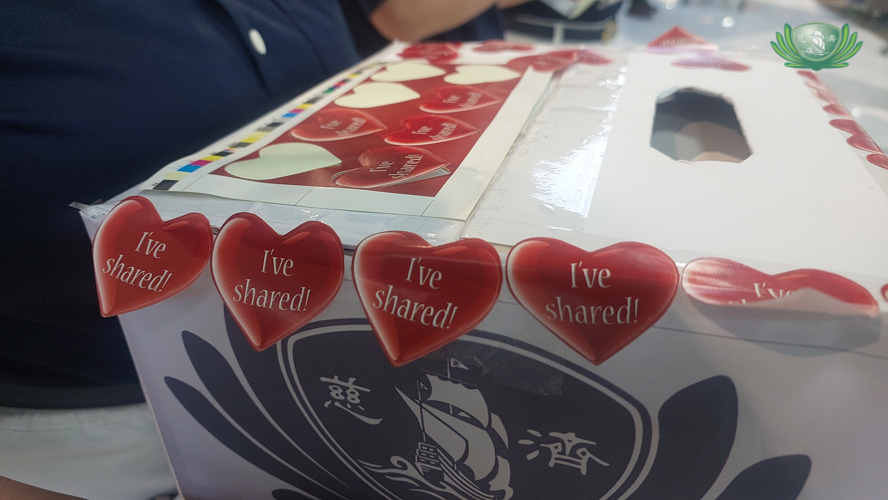Every donor gets a heart-shaped sticker that says “I’ve shared!” 