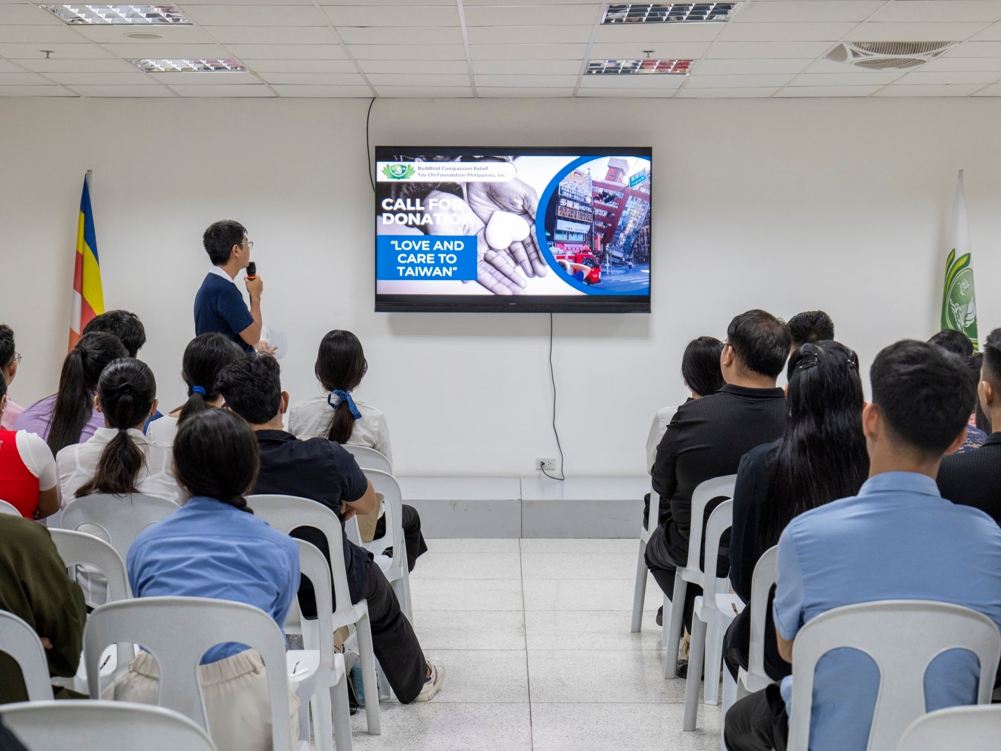 Program host Kinlon Fan (standing, left) talked about the recent magnitude 7.4 earthquake in Taiwan, and invited scholars to donate any amount for the victims. 【Photo by Matt Serrano】