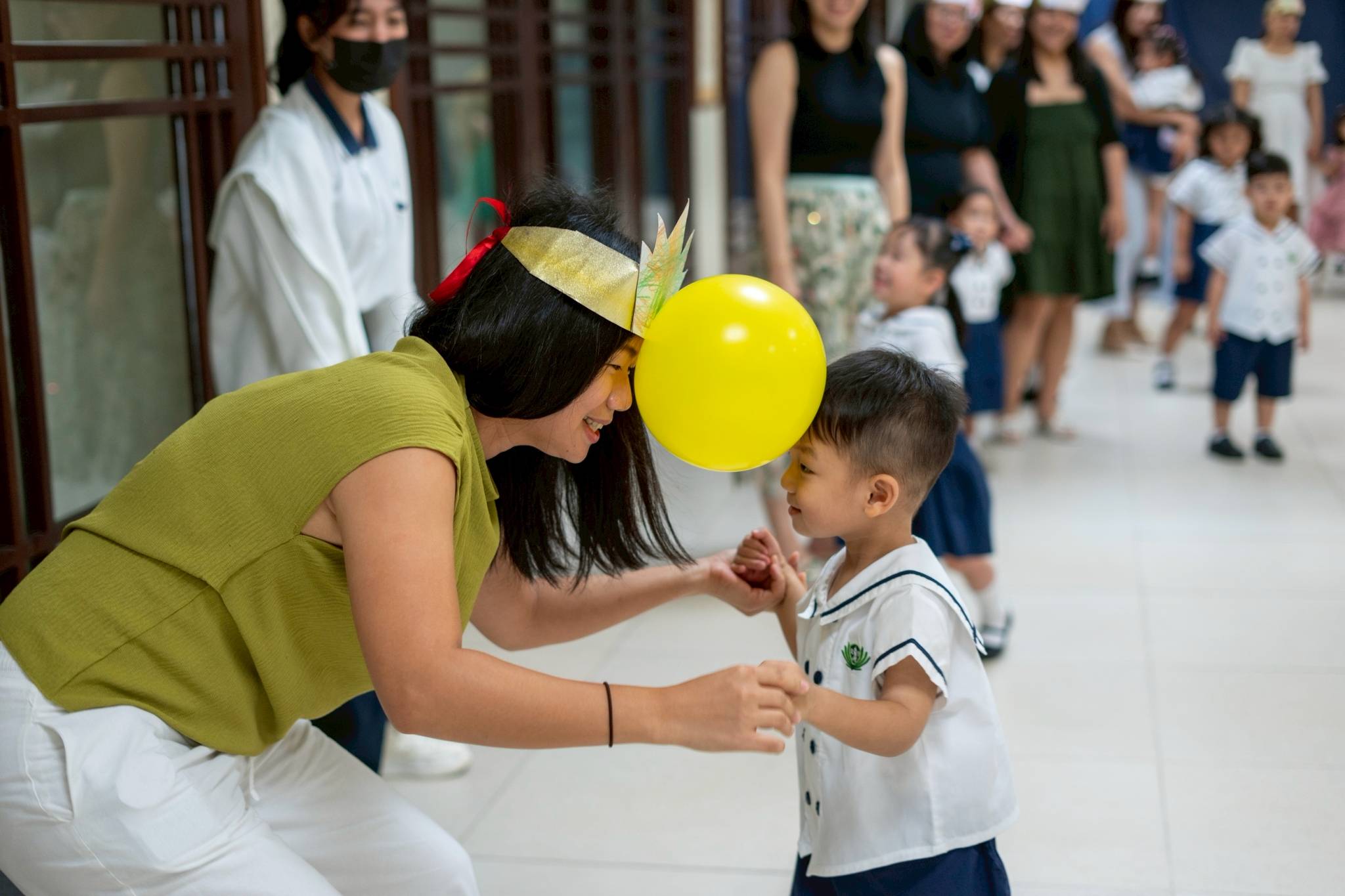 Teamwork and coordinated steps are the key to winning the game Magical Balloon Walk.