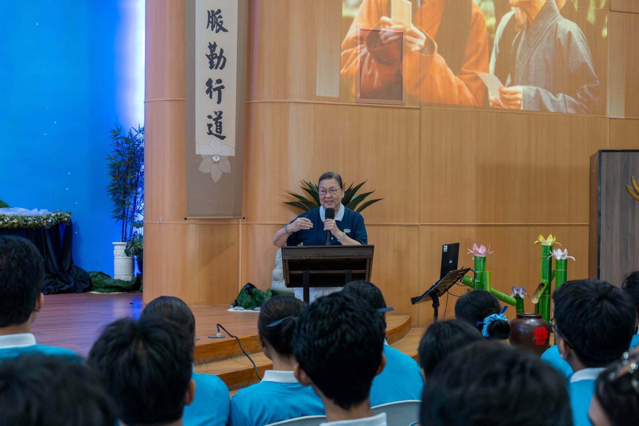 Tzu Chi volunteer and Communications Department Head Judy Lao warmly greets incoming scholars, inspiring them with stories of the foundation’s origins and enduring missions.