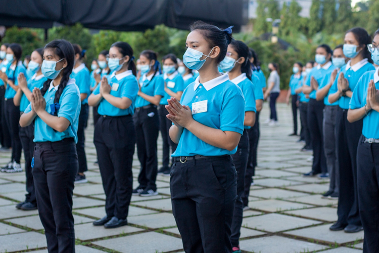 Tzu Chi scholars participate in the Three Steps, One Bow ceremony held at the BTCC plaza in celebration of Tzu Chi Philippines’ 28th anniversary. 【Photo by Matt Serrano】