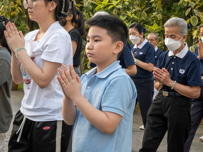 Participants of all ages can join the 3 steps and 1 bow ritual. 【Photo by Matt Serrano】