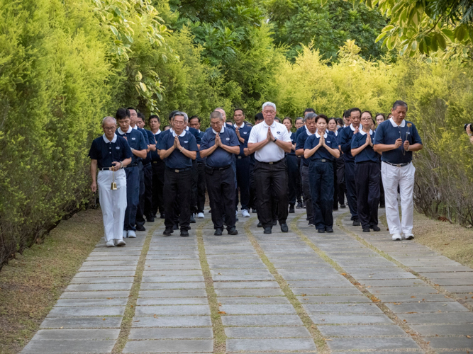 Volunteers begin the May 2 celebration with a 3 Steps and 1 Bow pilgrimage to the Jing Si Abode. 【Photo by Matt Serrano】