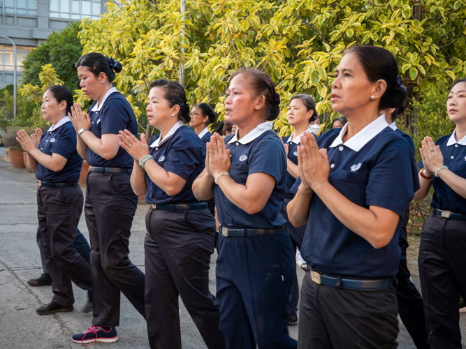 Volunteers and guests of all ages are welcome to join the 3 Steps and 1 Bow ceremony. 【Photo by Matt Serrano】