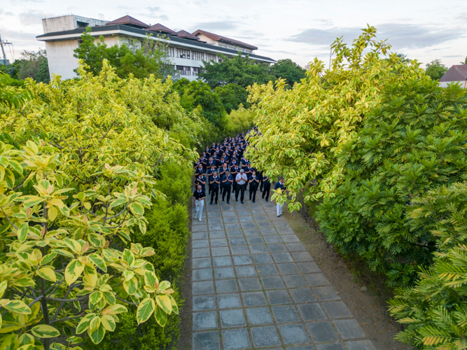 Volunteers begin the May 2 celebration with a 3 Steps and 1 Bow pilgrimage to the Jing Si Abode. 【Photo by Harold Alzaga】
