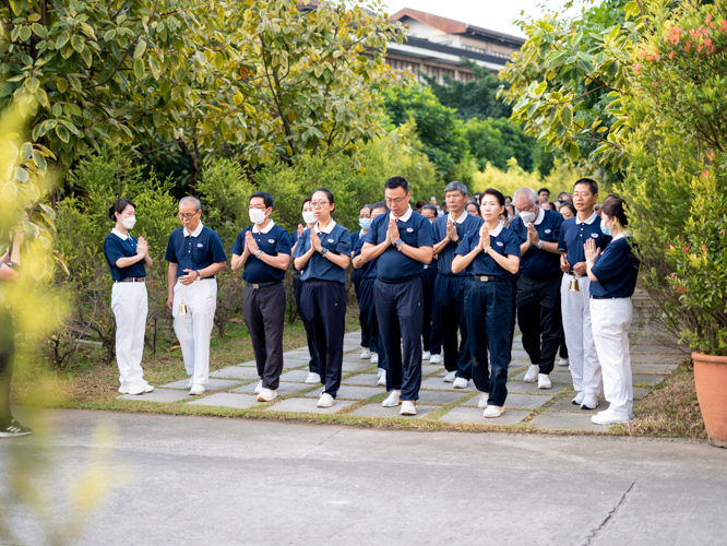 Tzu Chi volunteers start the Chinese New Year 2024 celebration with the 3 steps and 1 bow pilgrimage to the Jing Si Abode. 【Photo by Harold Alzaga】