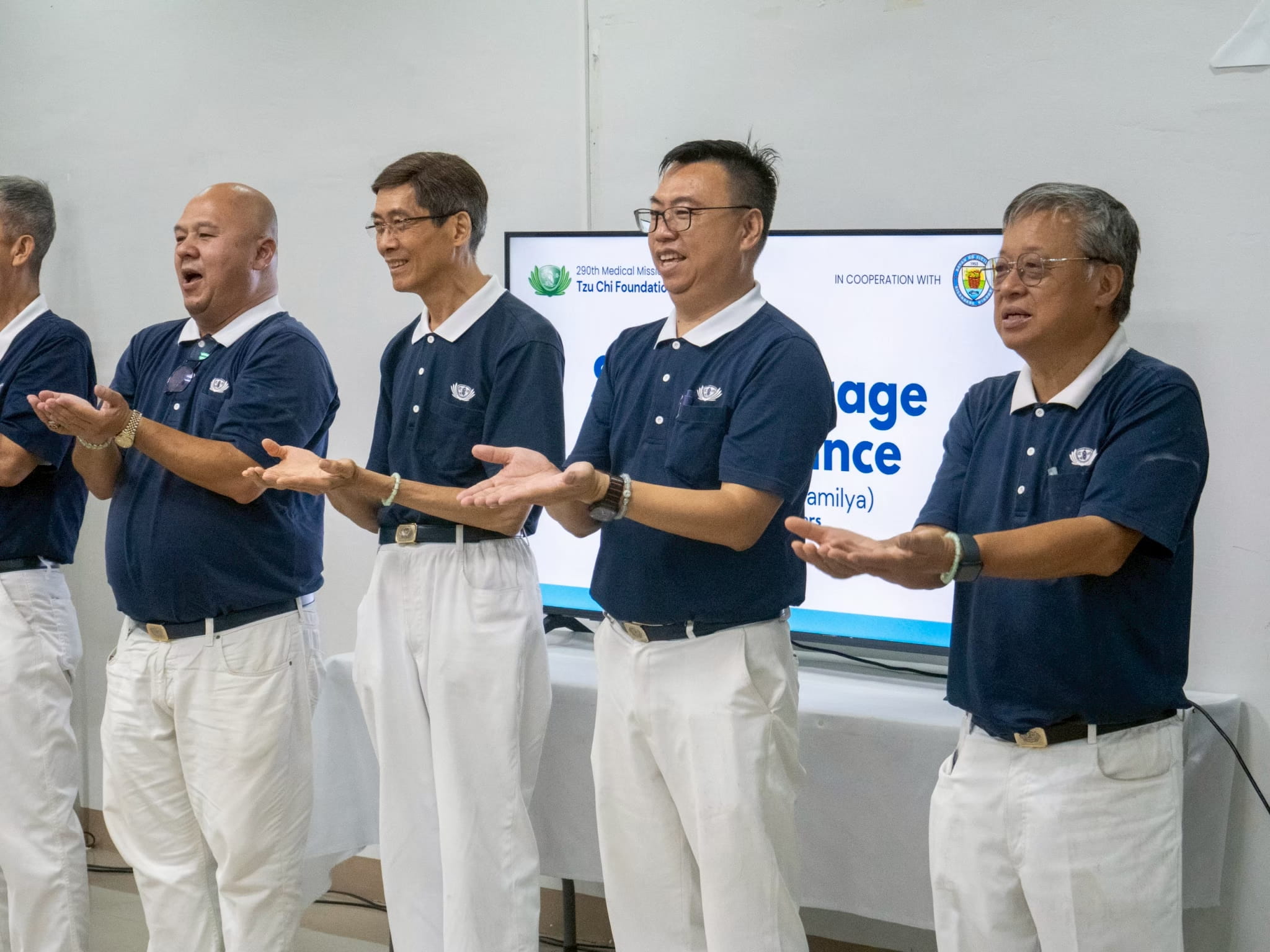 (First from right) Signing the song “One Family” at Tzu Chi’s 290th medical mission in Victoria, Oriental Mindoro.