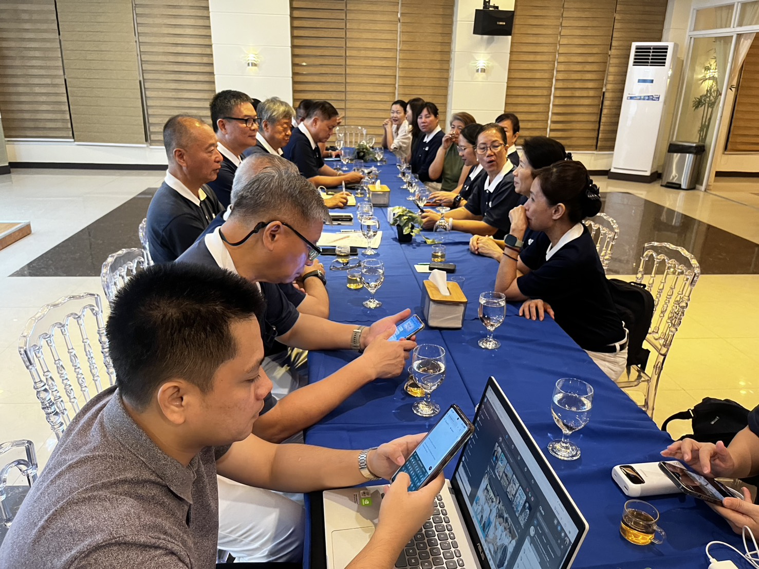Once they settled in, Tzu Chi Manila and Davao volunteers hit the ground running, making plans to conduct an ocular inspection of quake-hit municipalities in two groups. 