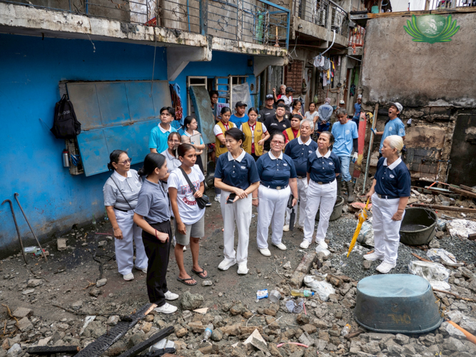 Tzu Chi volunteers conduct an ocular visit to assess the damages to the beneficiaries’ homes.
