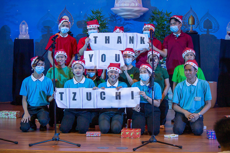 Tzu Chi scholars from Pamantasan ng Lungsod ng Maynila (PLM) at the Christmas Carol Contest 【Photo by Marella Saldonido】