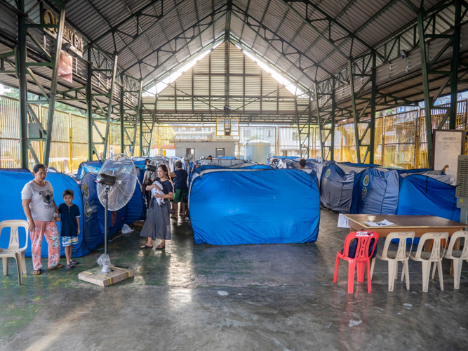 Modular evacuation tents serve as temporary shelter for families who lost their homes to the fire. 【Photo by Matt Serrano】