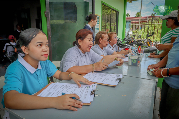 Tzu Chi scholar Brelyn Tandayun (in blue) and apprentice volunteers conduct intake interviews on Ata Manobo beneficiaries before their eye checkup.