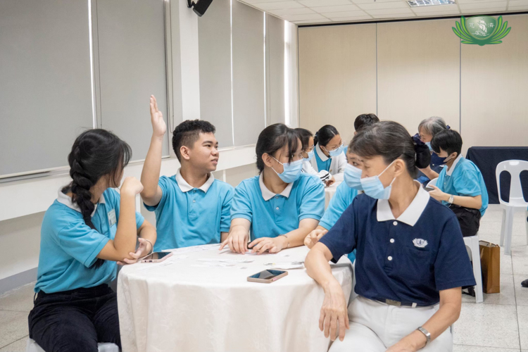 Confident with their ability to speak in Chinese, Tzu Chi scholars are very happy to participate in recitations.