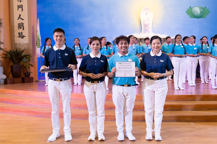 (From left) Tzu Chi Zamboanga Deputy OIC Harvey Yap, Tzu Chi Davao Deputy OIC Mei Yuen Ang, Tzu Chi scholar Jaypee delos Santos, and Tzu Chi Education Committee Head Rosa So are all smiles during the symbolic commencement exercise. 