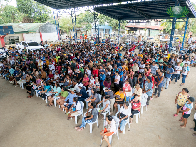 Beneficiaries from La Carlota City gathered in the early morning of December 15 to receive goods from Tzu Chi Foundation. 
