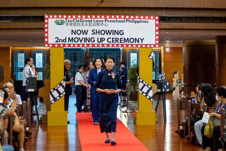 Tzu Chi Philippines CEO Henry Yuñez leads Tzu Chi commissioners, teachers, and students in a Hollywood red carpet event-inspired second moving up ceremony of Tzu Chi Great Love Preschool Philippines.