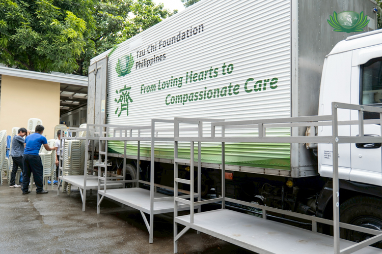 On October 24, Tzu Chi facilitated the delivery of hospital equipment donations, as well as furnishings for the halfway house.