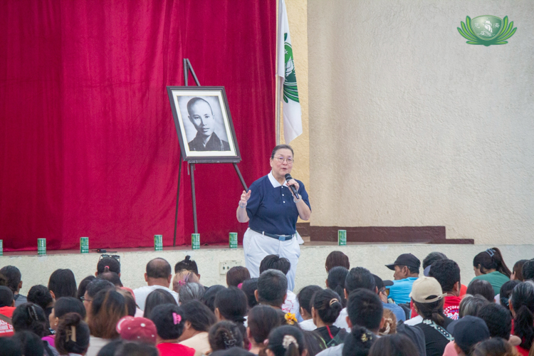 With practical advice and encouragement, Tzu Chi volunteer Judy Lao guides residents on using their financial assistance to start anew. 