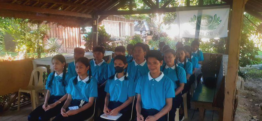 Tzu Chi scholars in Palo, Leyte watch a Humanity class livestreamed from Buddhist Tzu Chi Campus in Sta. Mesa, Manila. 【Photo by Tzu Chi Palo】