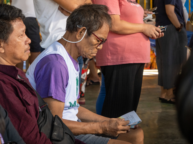 Residents go over Master Cheng Yen’s Jing Si Aphorisms. 【Photo by Matt Serrano】