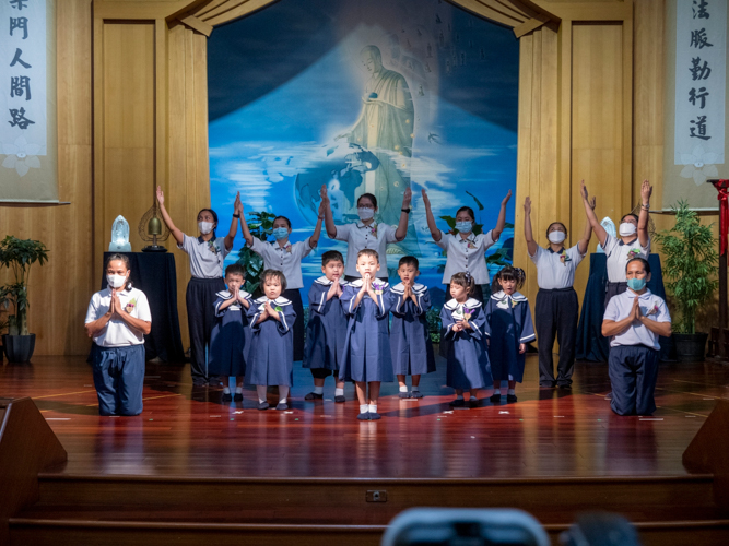 Teachers join Preschool students in a sign language song of “My Promise.” 【Photo by Harold Alzaga】