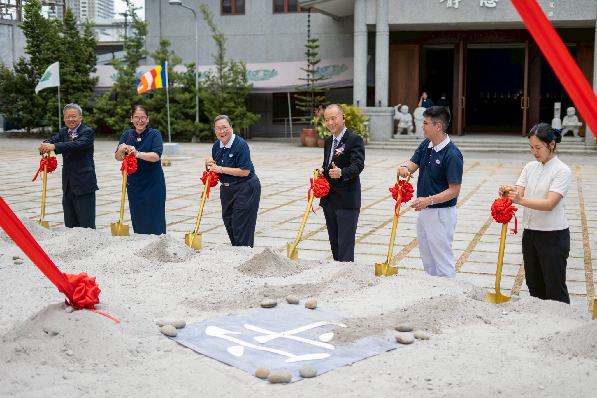 Everybody was invited to participate in symbolic shoveling at the groundbreaking site.