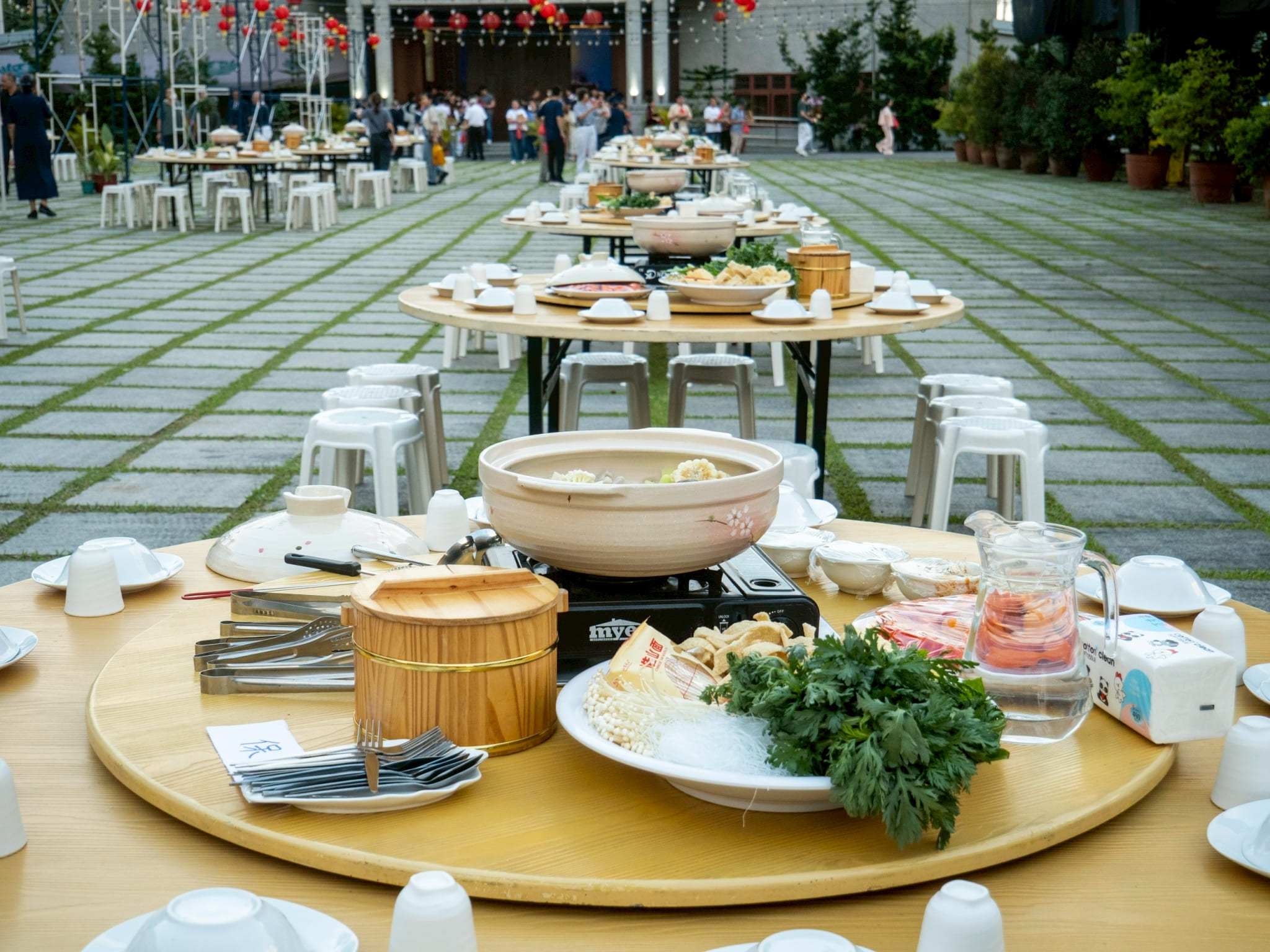 Rows of tables laden with hot pot ingredients, fresh fruits, and more awaited guests who attended the Year End Blessing’s afternoon program. 