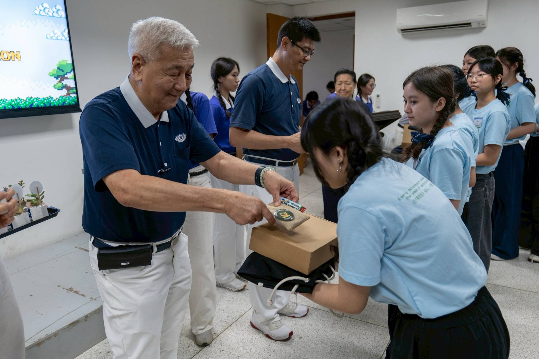 Tzu Chi Philippines CEO Henry Yuñez leads the presentation of souvenirs and prizes during the closing of the camp. 