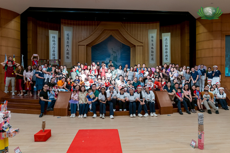 All the families, together with the Tzu Chi Great Love faculty, gather for a photo to conclude the year-end thanksgiving celebration.