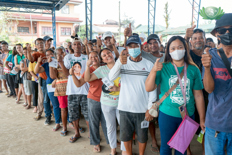Beneficiaries in La Carlota raise their thumbs in thanks.