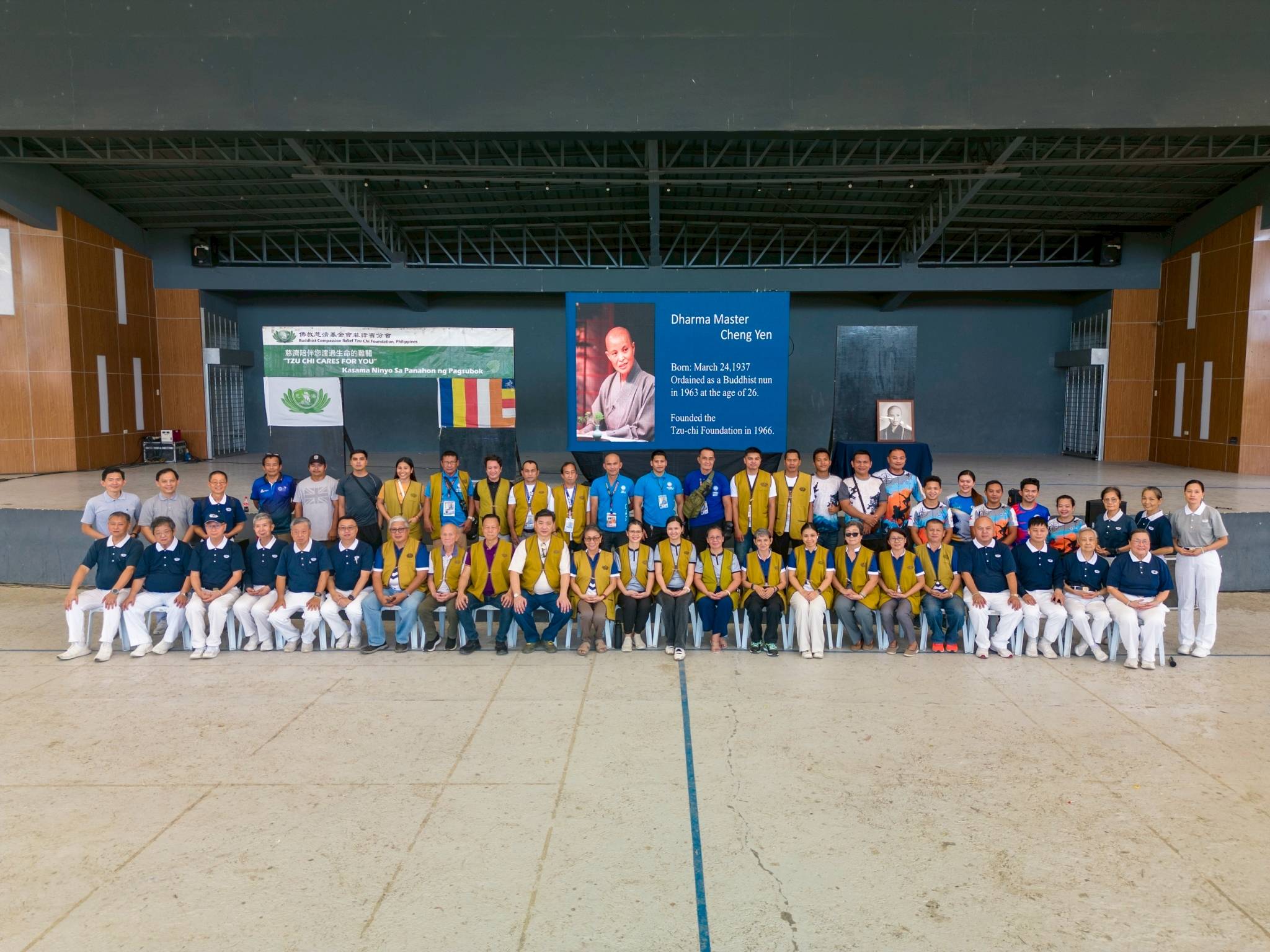 Tzu Chi volunteers, LGU personnel, and Lanao Chung Hua School’s faculty pose for a photo after a successful relief mission.