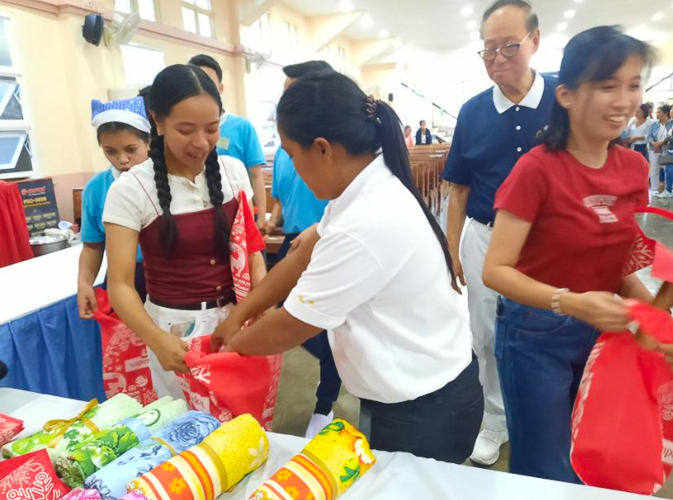 Generous bags of goodies were handed to Tzu Chi Bicol scholars at a Christmas party. 【Photo by Tzu Chi Bicol】