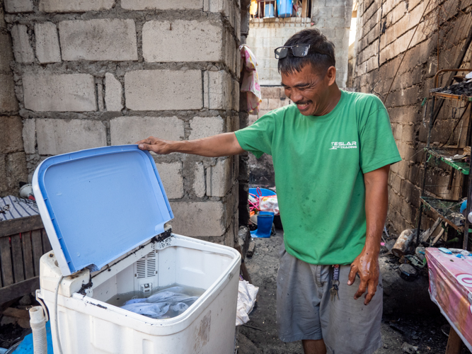 One other thing Antonio Reyes was able to safe from the fire? His washing machine, which still worked even after the blaze. 【Photo by Matt Serrano】