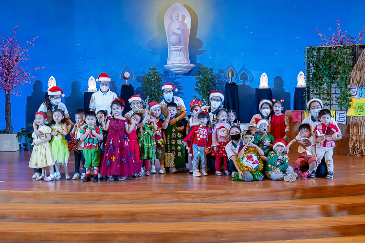 Students join Tzu Chi Great Love Preschool Philippines staff for a group photo.【Photo by Marella Saldonido】