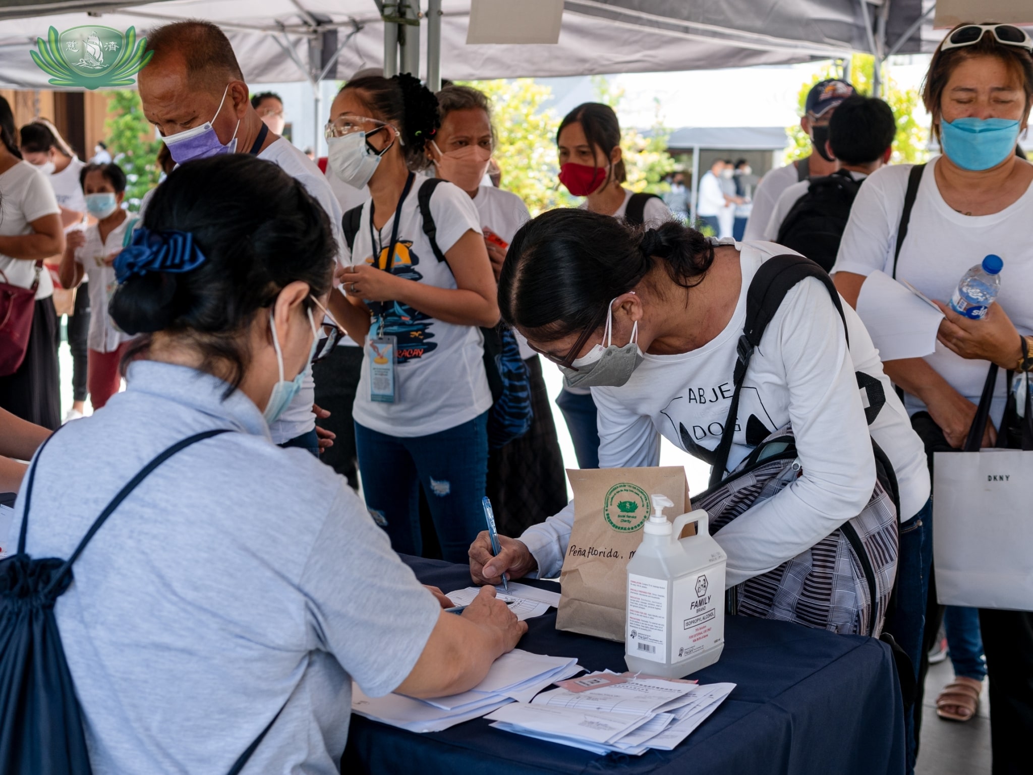 Beneficiaries and their families register to claim medical assistance at Tzu Chi Foundation’s first Charity Day for the year.【Photo by Daniel Lazar】
