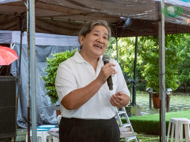 Everyone cheered as Dr. Rosa Fruto, volunteer dentist of Tzu Chi International Medical Association (TIMA) delivered a moving inspirational song. 
