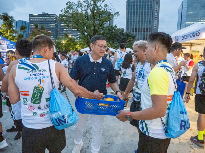 Runners enjoyed free bananas, generously distributed by Tzu Chi volunteers inside the Race Village. 