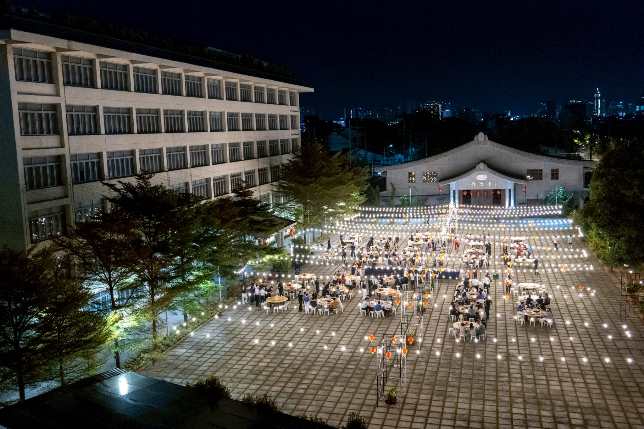 Lights and lanterns strewn over the plaza created a warm and cozy atmosphere for guests who stayed for an outdoor hot pot dinner after the Year End Blessing’s afternoon program. 