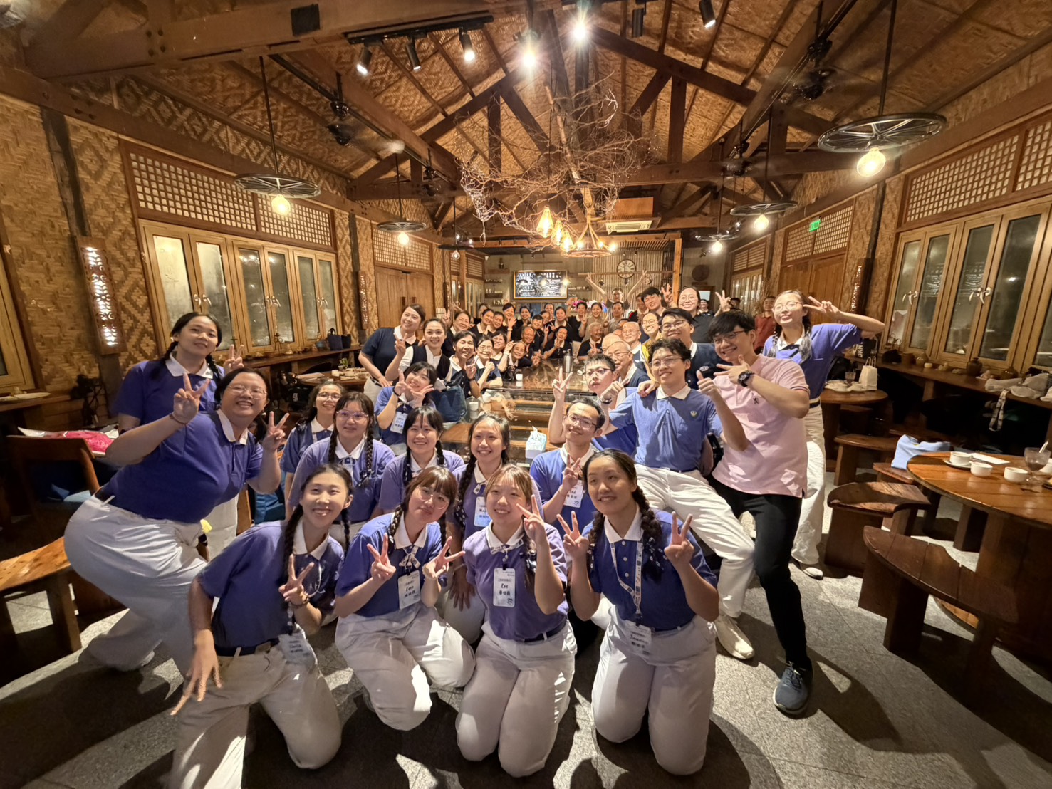 A sweet moment to cherish as the Tzu Chi family from Taiwan, Malaysia, and the Philippines gathers for a group photo.