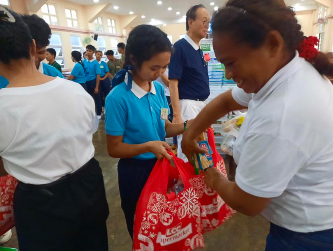 Generous bags of goodies were handed to Tzu Chi Bicol scholars at a Christmas party. 【Photo by Tzu Chi Bicol】