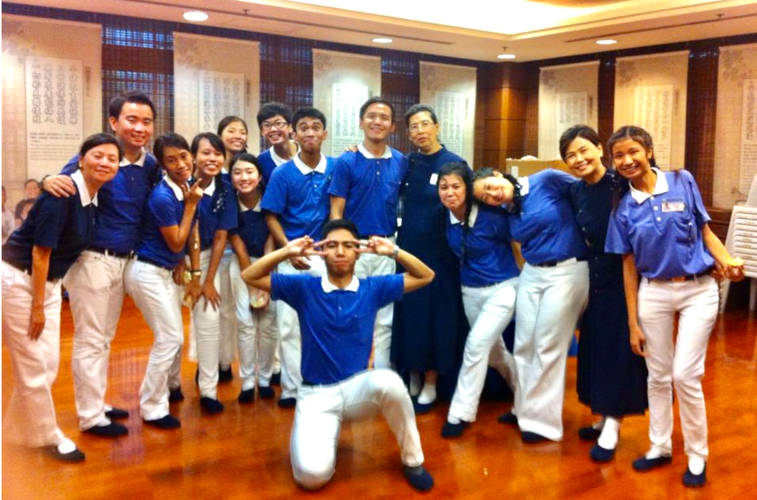 As a member of Tzu Chi Youth, Jeff (center with commissioner Tessie Wong) and other teenagers were exposed to the realities of life whenever they extended compassion and relief to residents in slum areas, orphanages, and old folks' homes. "People in need, suffering, and struggling," he says. Also in the photo are (first from left) Josephine Chan and (second from right) Molita Chualien. 【Photo from Jeff Doolittle's Facebook page】